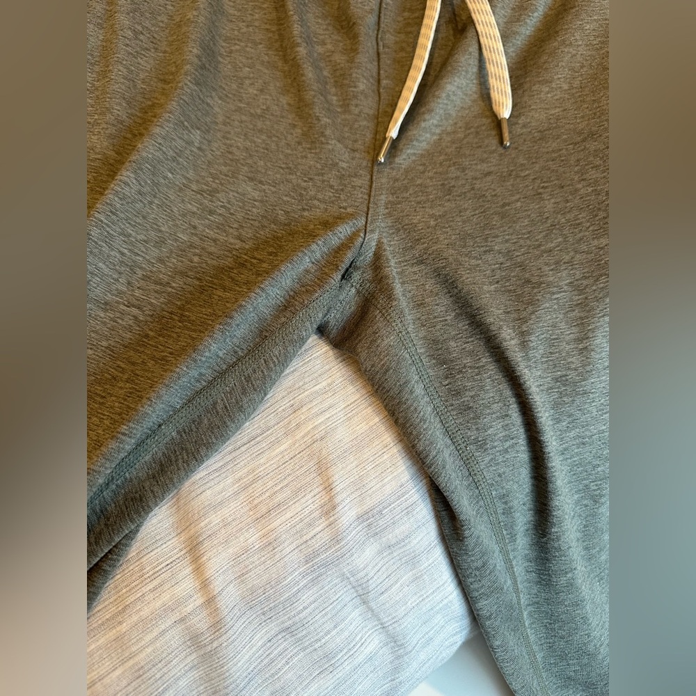 Vuori Men’s Small Sunday performance Jogger Pants Heather Green - Picture 4 of 14